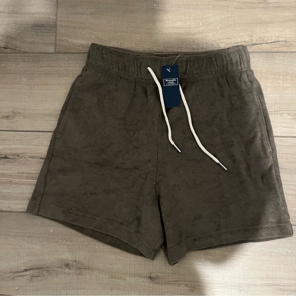 NWT Abercrombie and Fitch Relaxed Terry Cloth Shorts in Olive Green Size XS - Picture 1 of 6